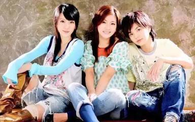 從假小子到小女人 S.H.E友誼中的成長與蛻變